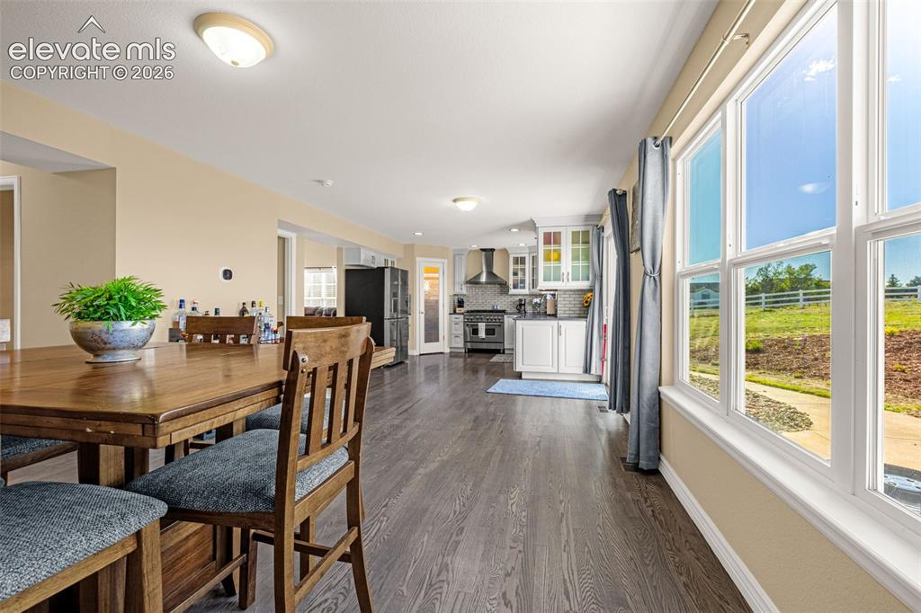 Image 7 of 39: Dining Area