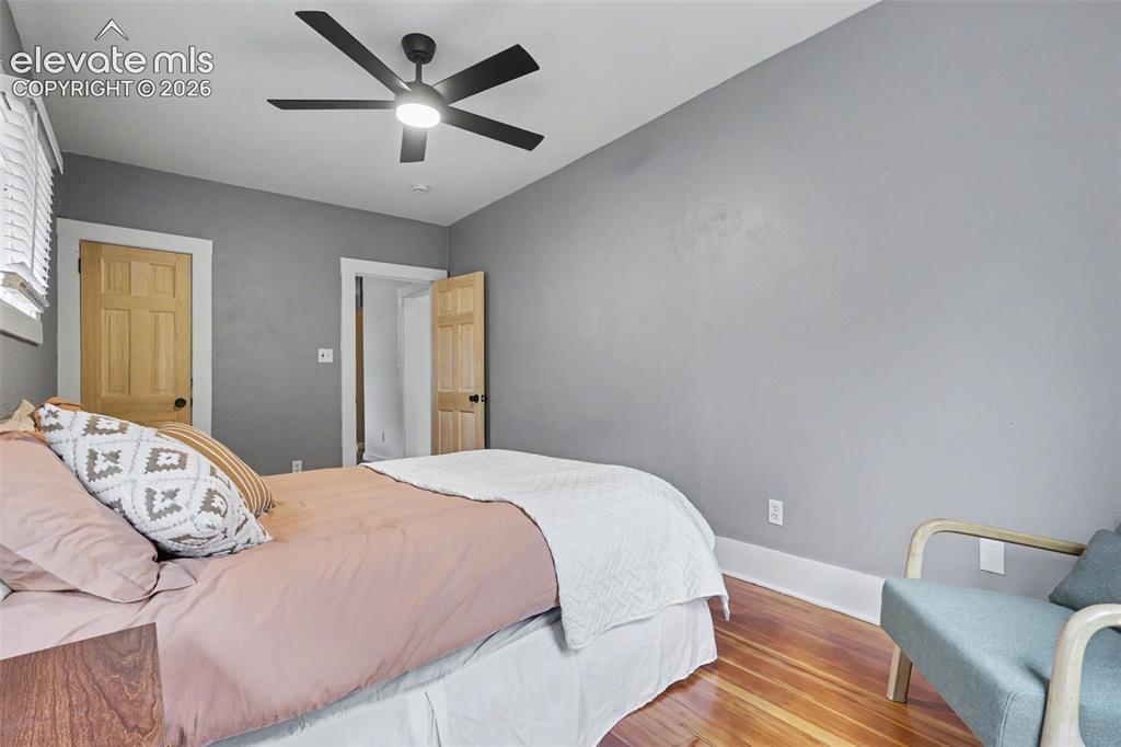 Image 11 of 18: Bedroom