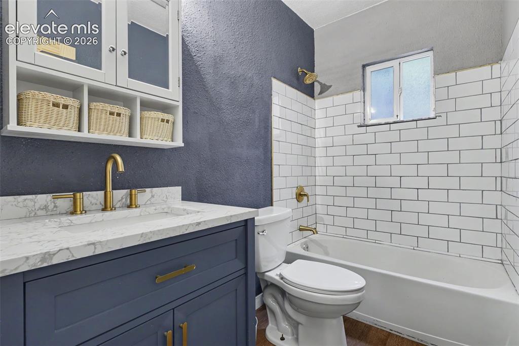 Image 12 of 18: Bathroom