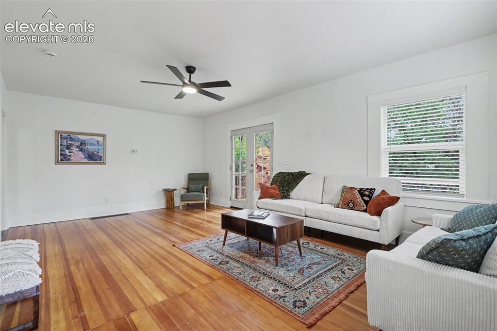 Image 4 of 18: Living Room