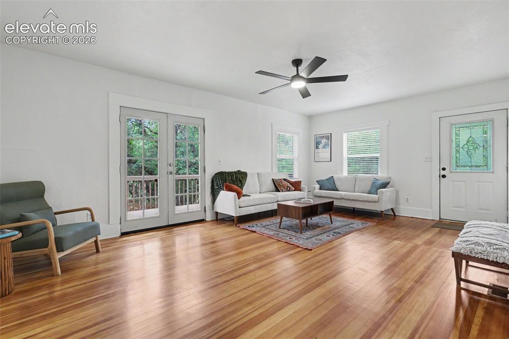 Image 5 of 18: Living Room