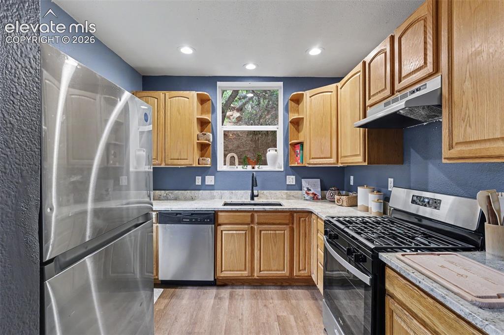Image 7 of 18: Kitchen
