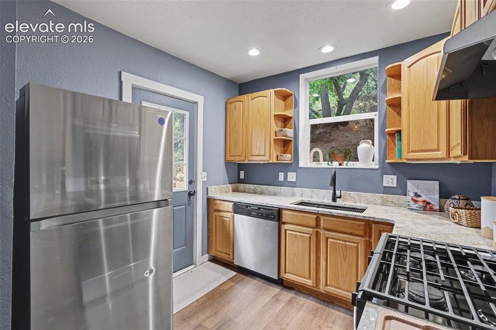 Image 8 of 18: Kitchen