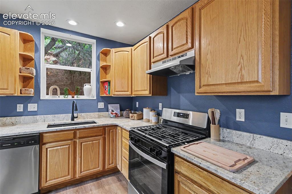 Image 9 of 18: Kitchen