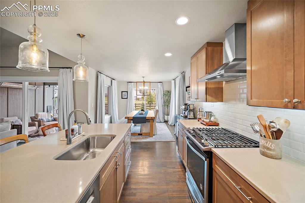 Image 16 of 50: Kitchen