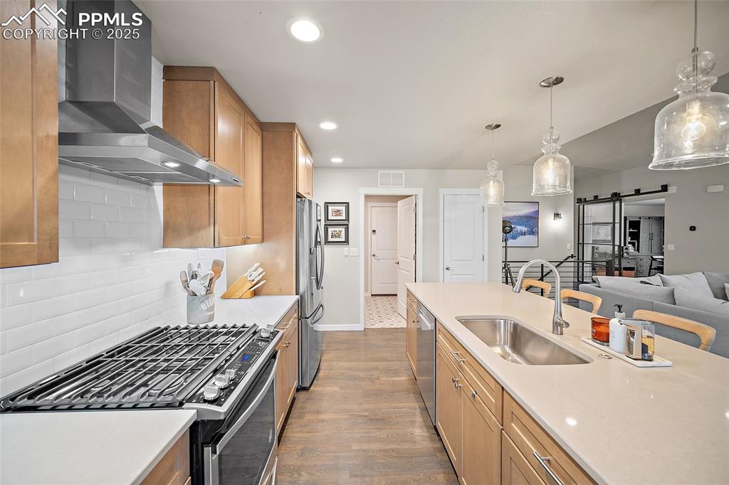 Image 17 of 50: Kitchen