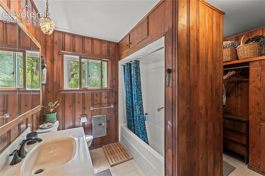 Image 20 of 39: Bathroom