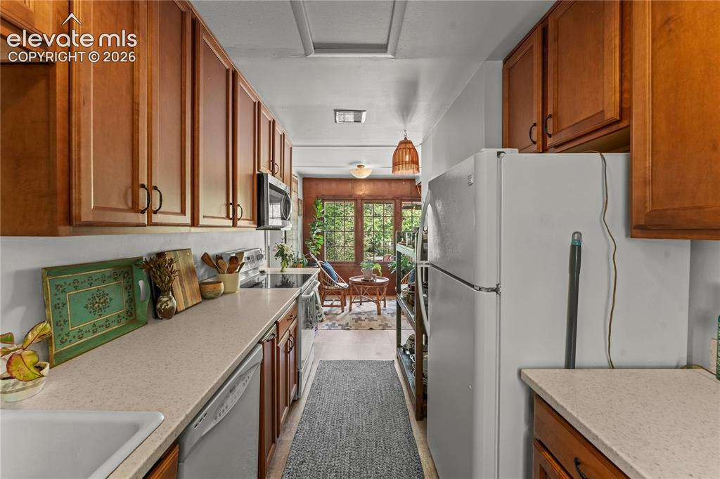 Image 26 of 39: Kitchen
