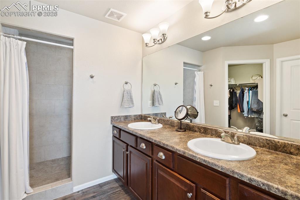 Image 22 of 46: Bathroom