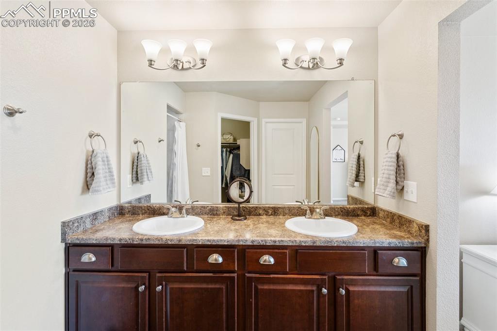 Image 23 of 46: Bathroom