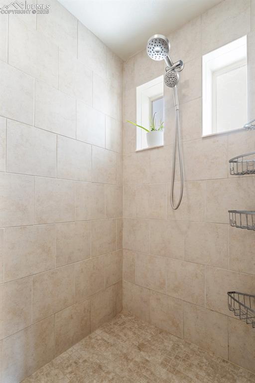 Image 24 of 46: Bathroom