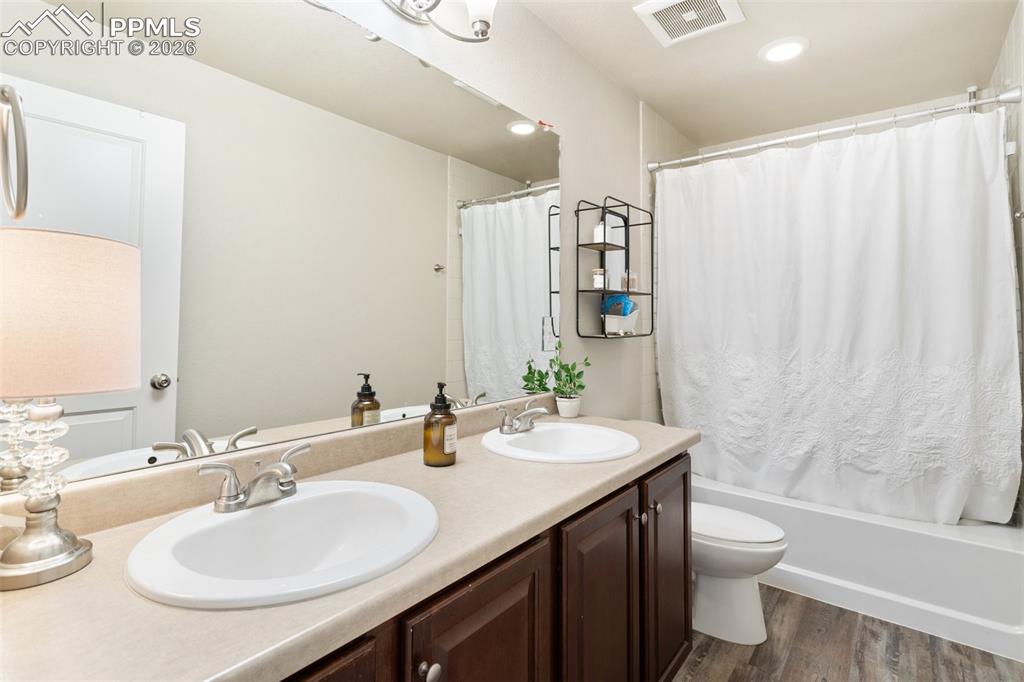 Image 28 of 46: Bathroom