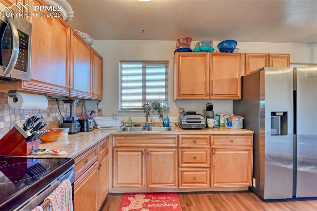 Image 19 of 43: Kitchen