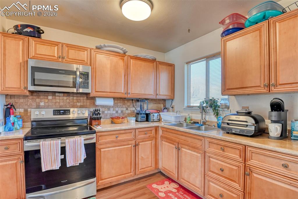 Image 23 of 43: Kitchen