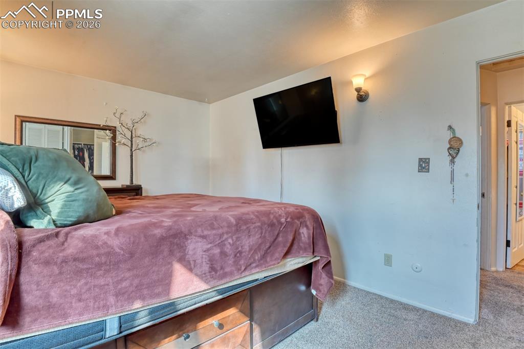 Image 41 of 43: Bedroom