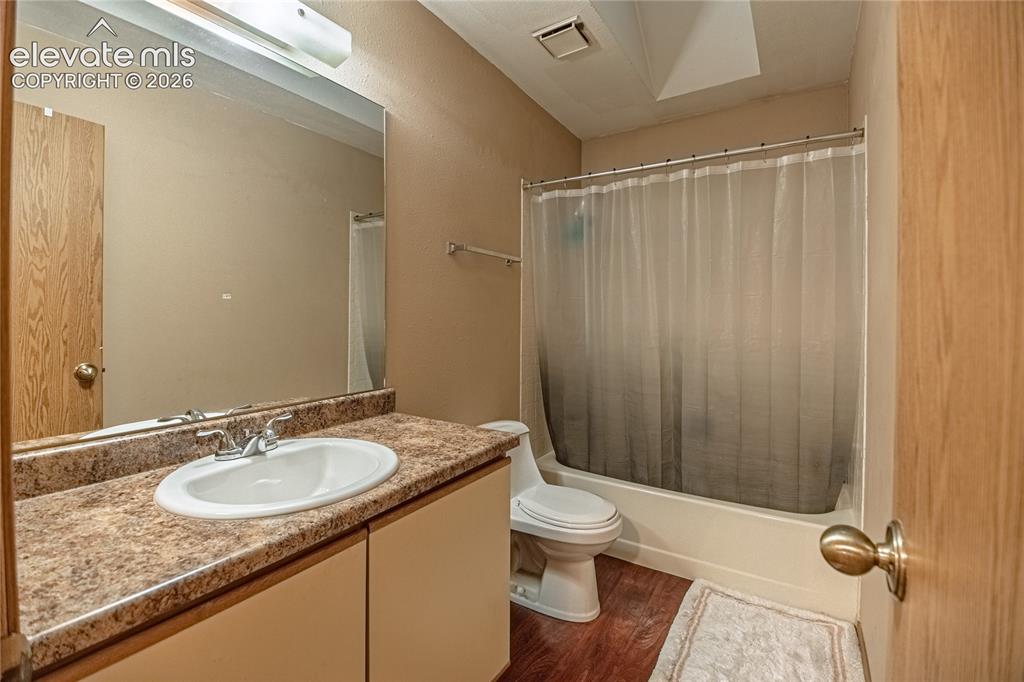 Image 19 of 33: Bathroom