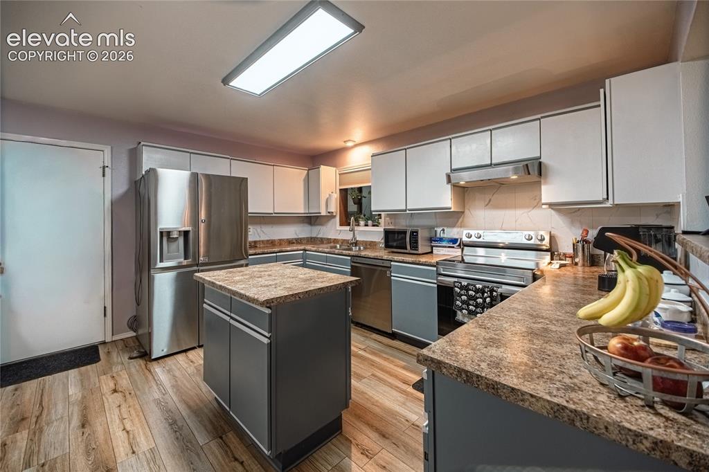 Image 7 of 33: Kitchen