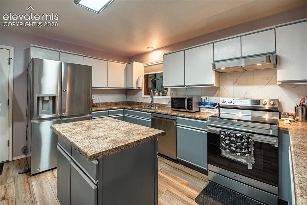 Image 8 of 33: Kitchen