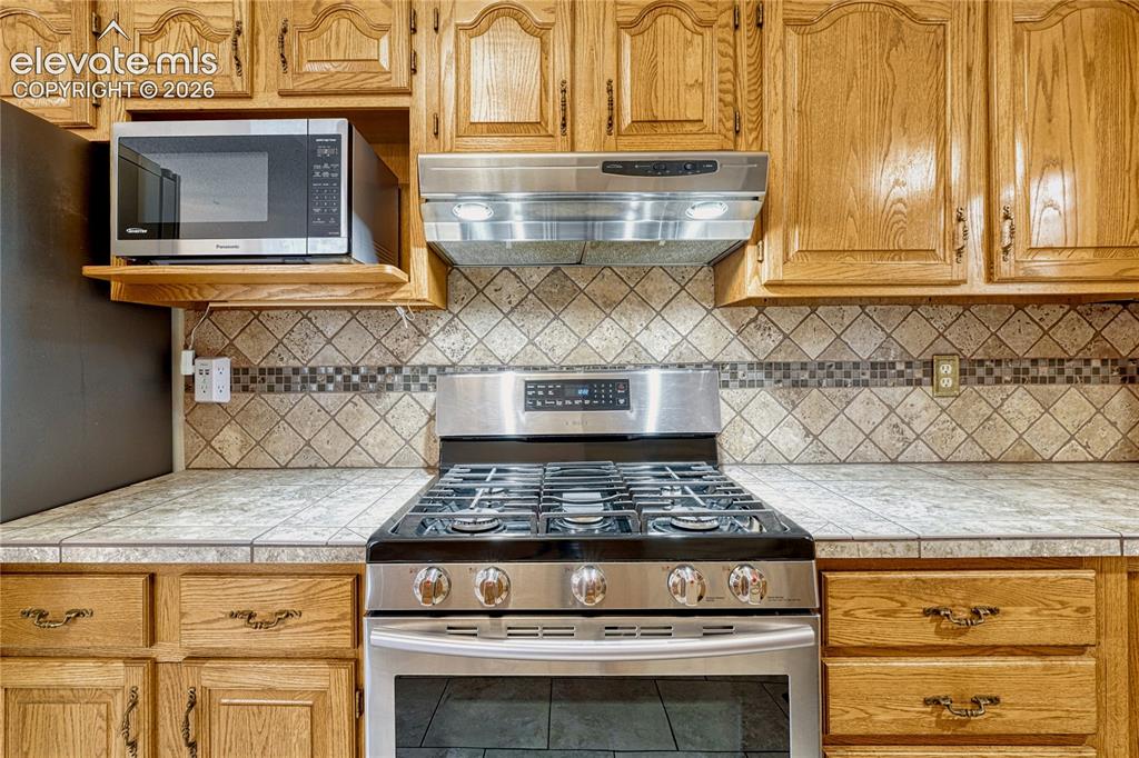 Image 10 of 40: Kitchen