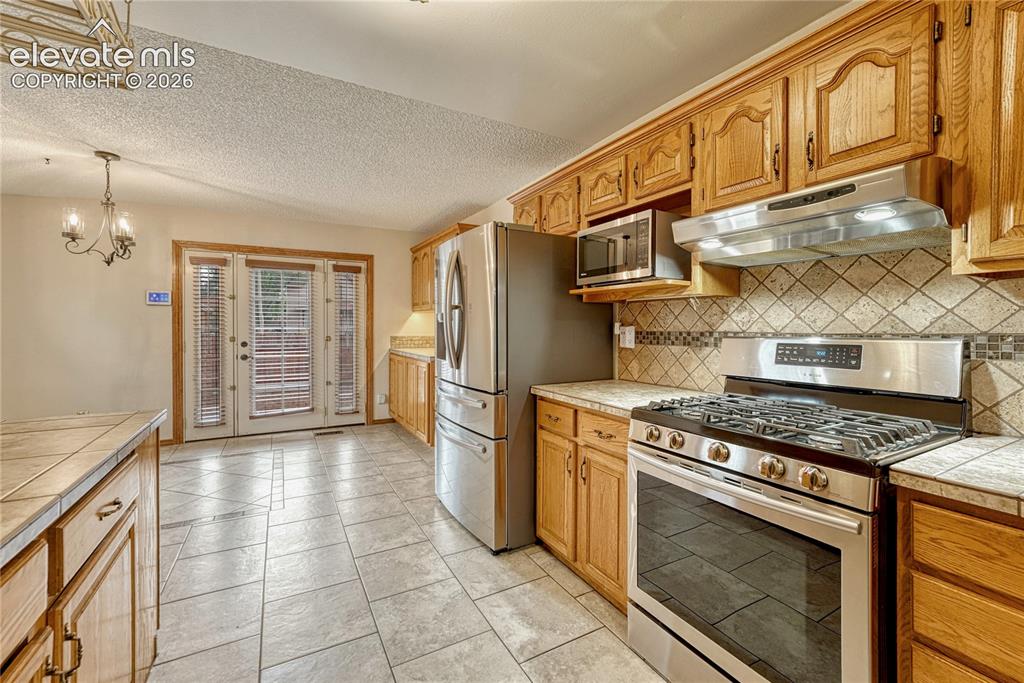 Image 11 of 40: Kitchen