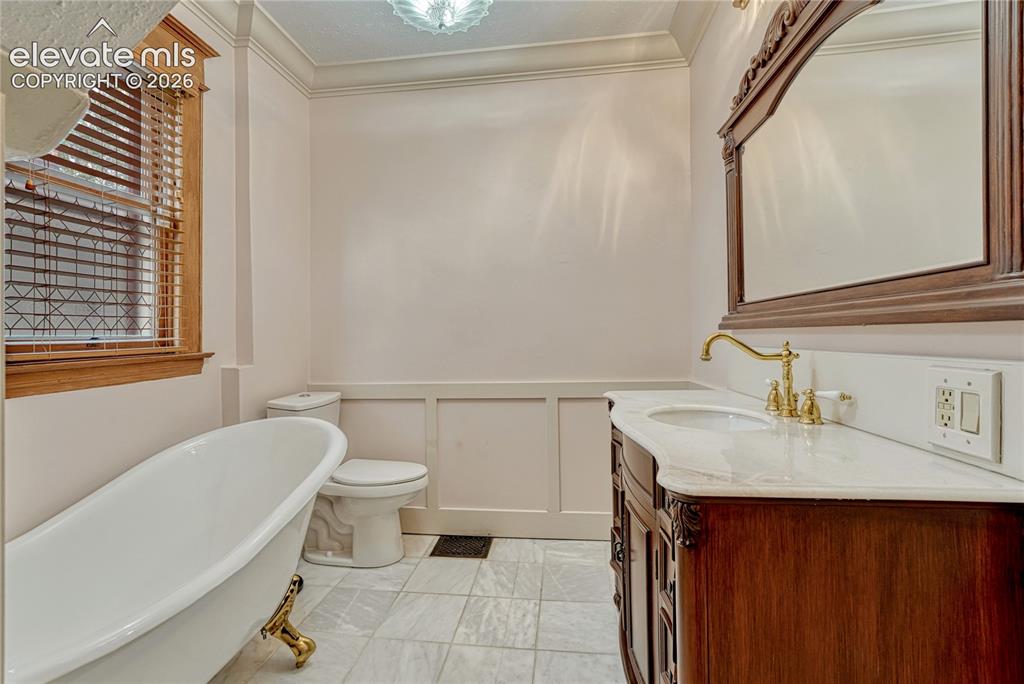Image 14 of 40: Bathroom