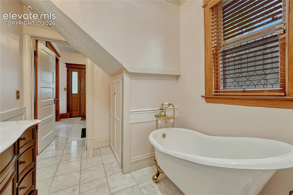 Image 15 of 40: Bathroom