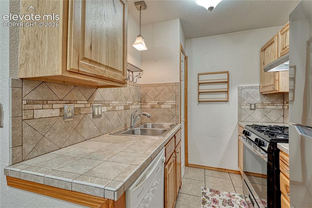 Image 36 of 40: Kitchen