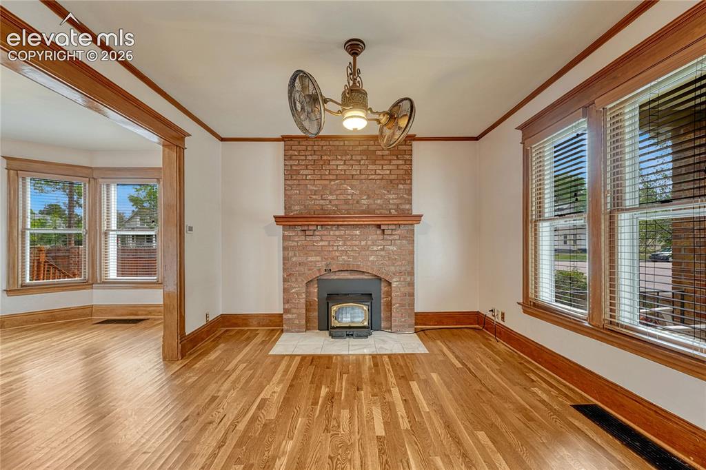 Image 5 of 40: Living Room