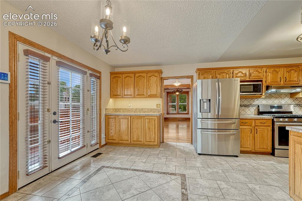 Image 8 of 40: Kitchen