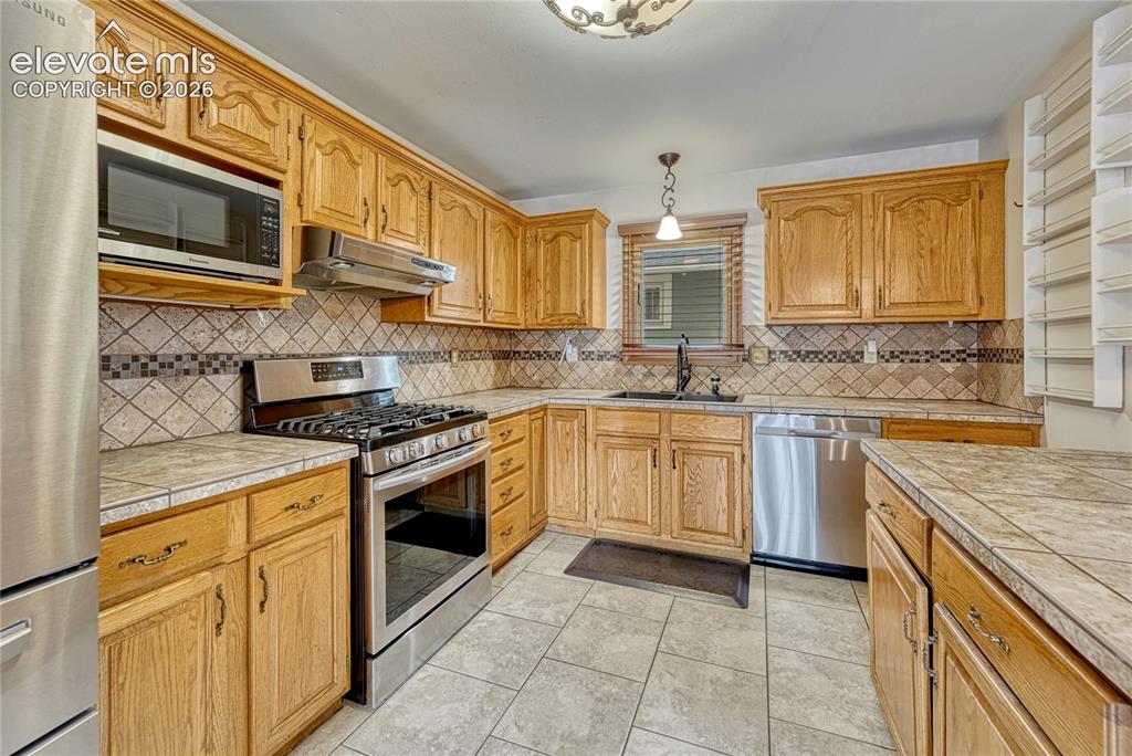 Image 9 of 40: Kitchen