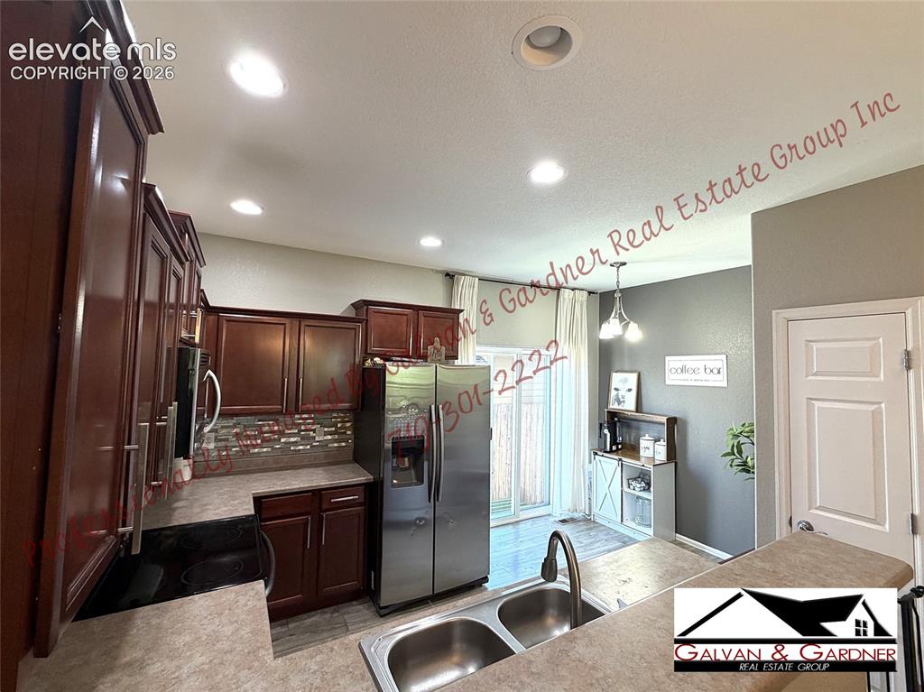 Image 9 of 22: Kitchen
