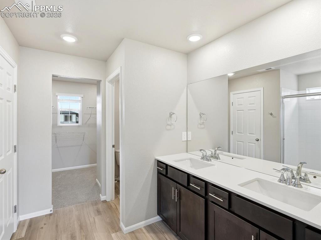 Image 16 of 28: Bathroom