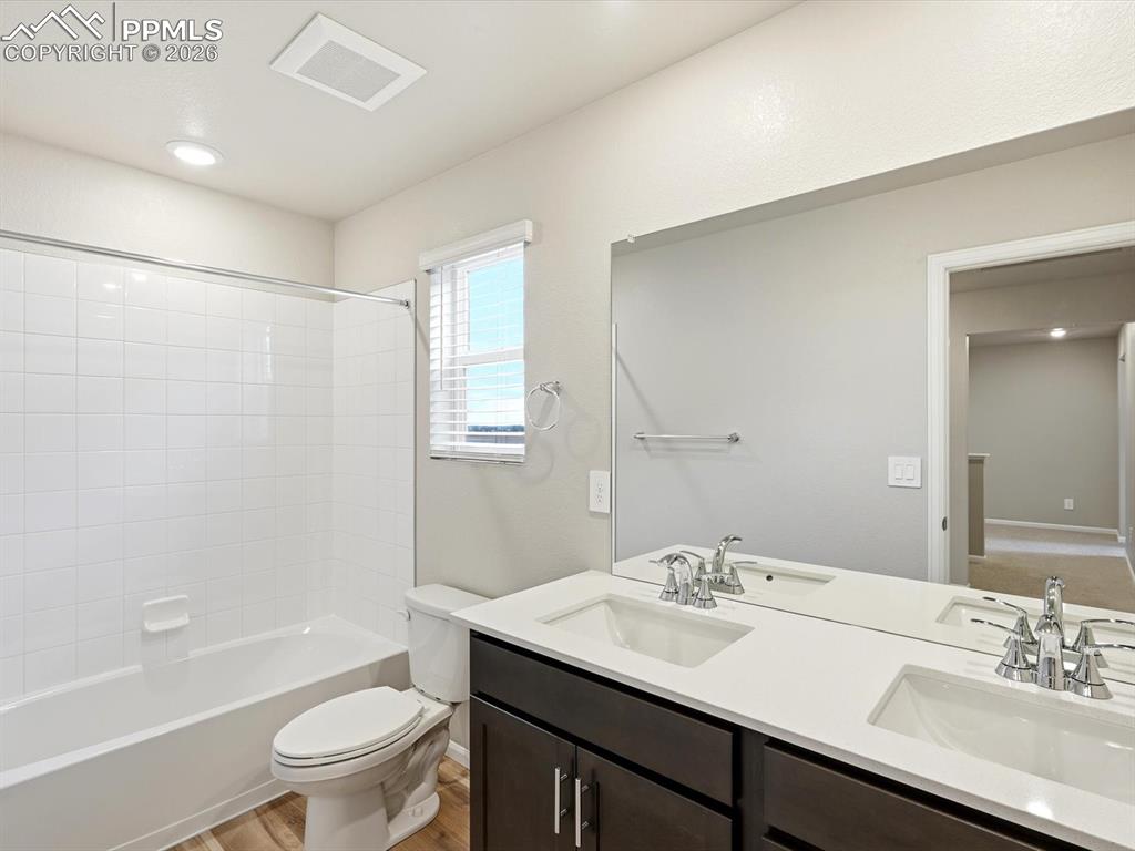 Image 19 of 28: Bathroom