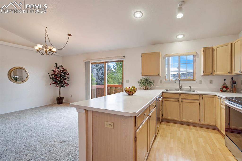 Image 14 of 39: Kitchen