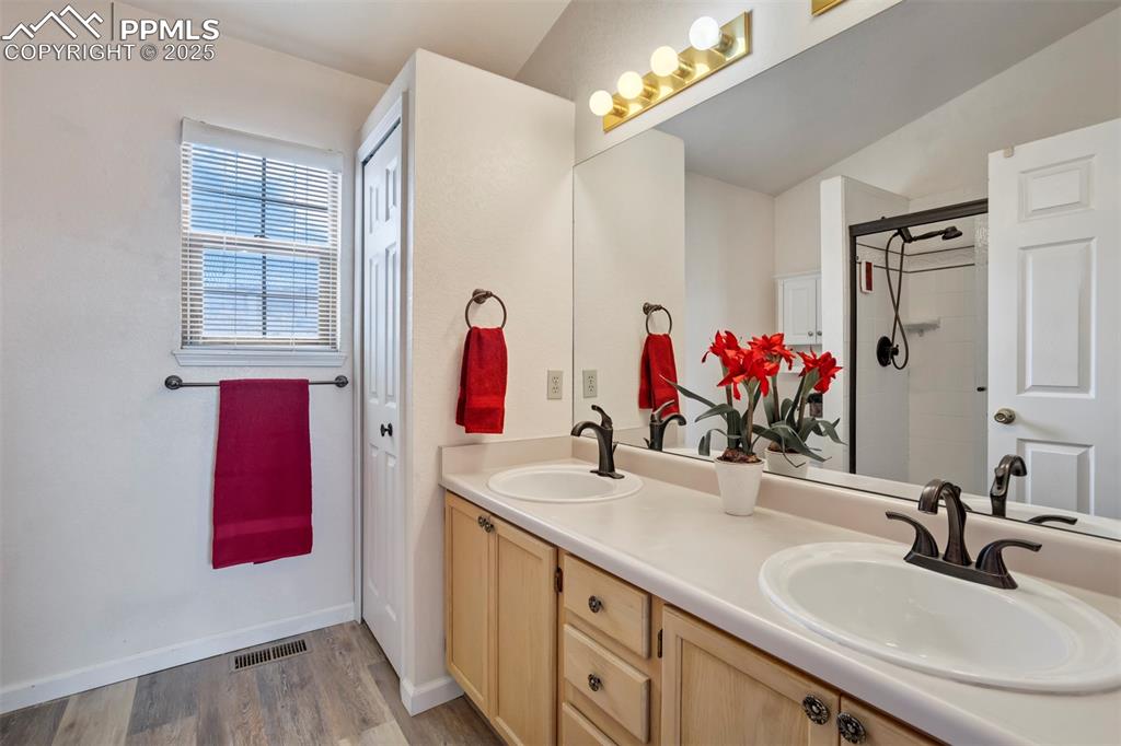 Image 24 of 39: Bathroom