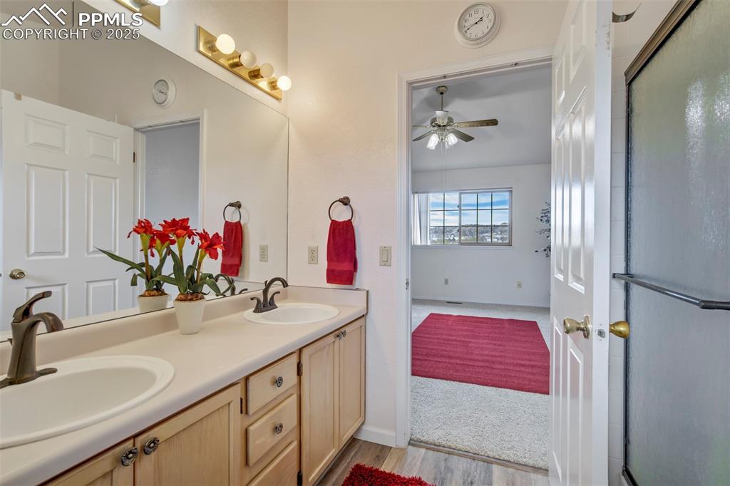 Image 25 of 39: Bathroom