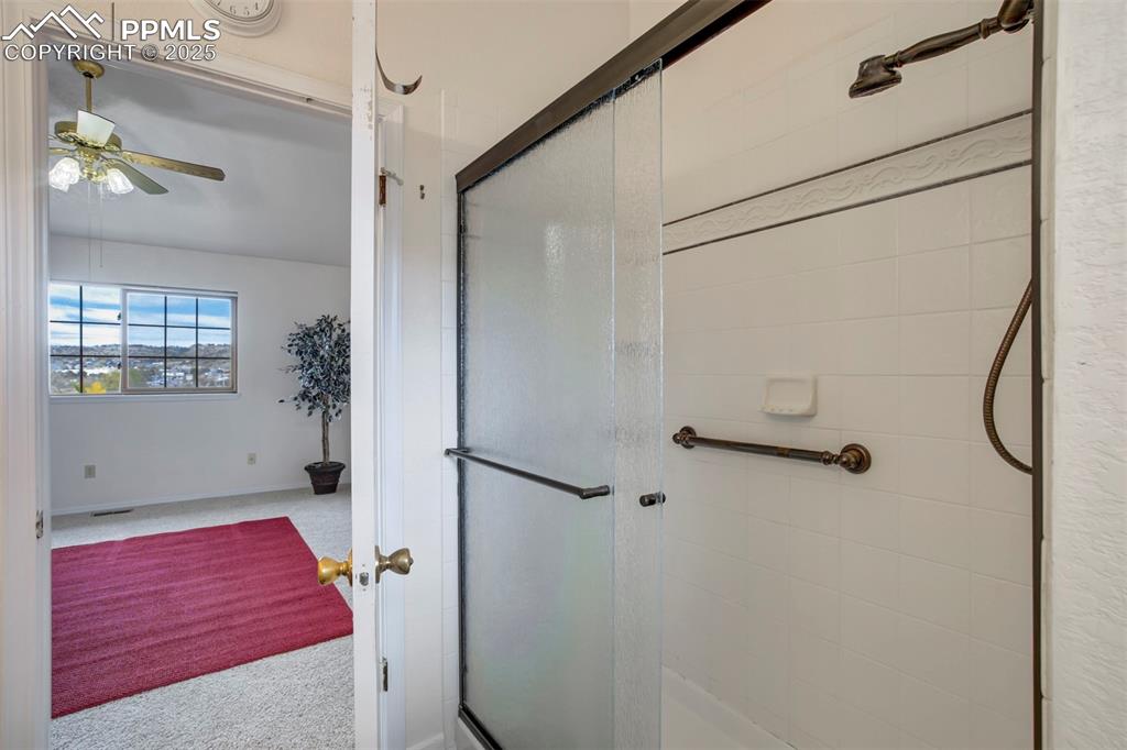 Image 26 of 39: Bathroom