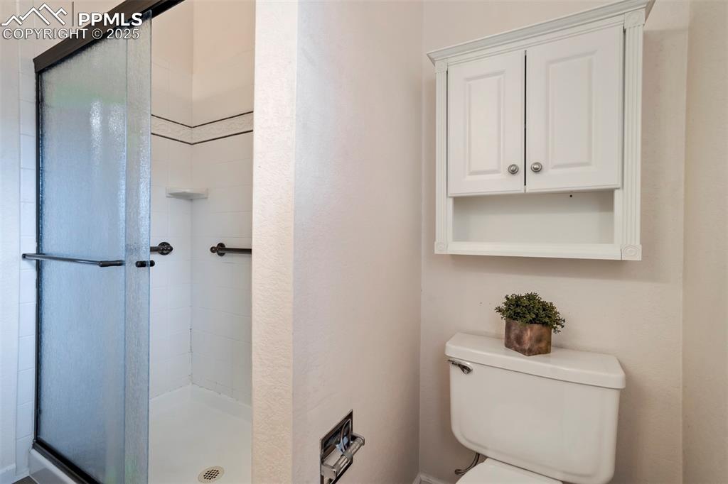 Image 27 of 39: Bathroom