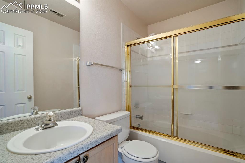 Image 36 of 39: Bathroom