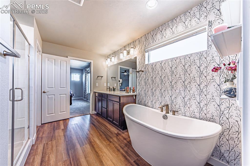 Image 21 of 38: Bathroom