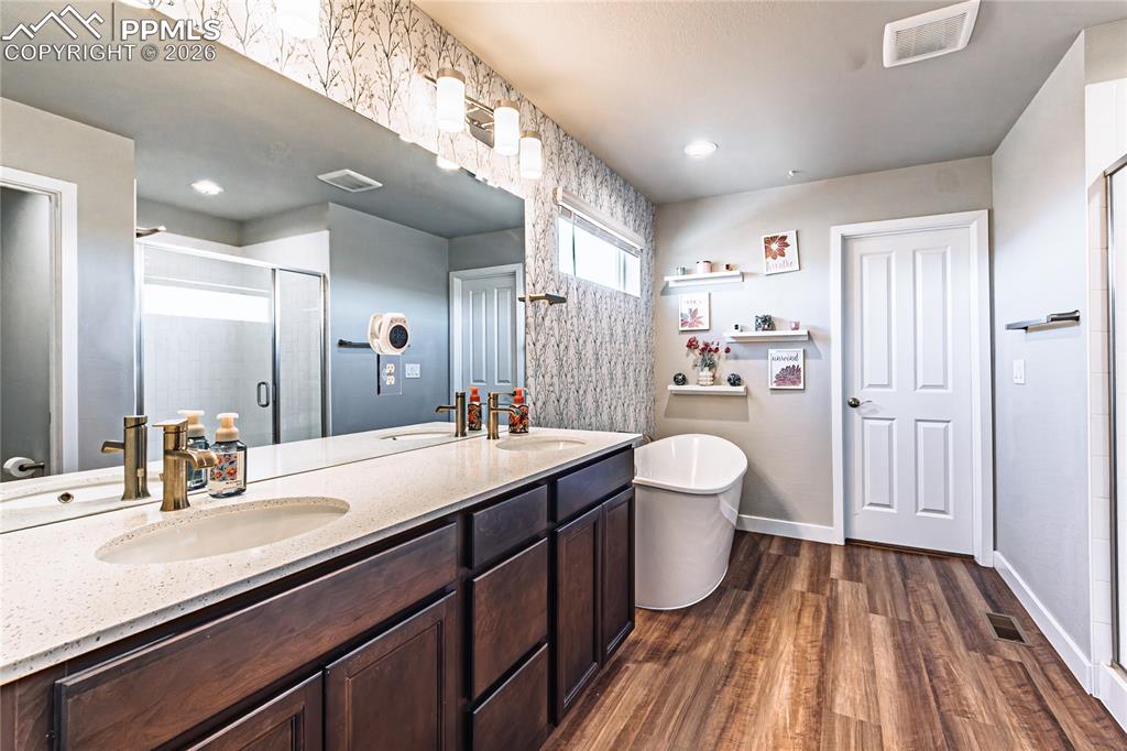 Image 22 of 38: Bathroom