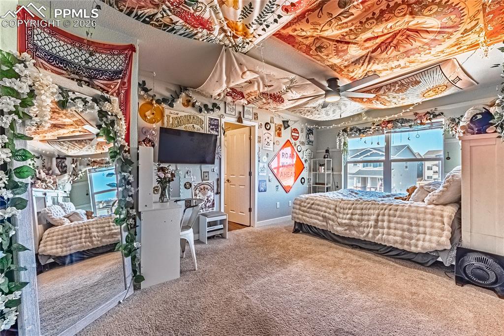 Image 23 of 38: Bedroom