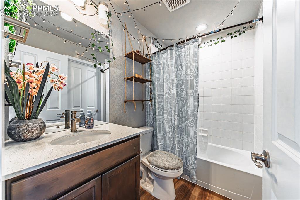 Image 24 of 38: Bathroom