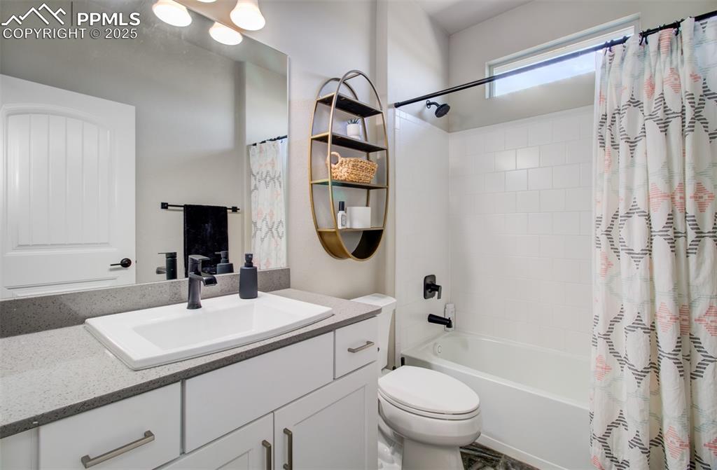Image 20 of 38: Bathroom