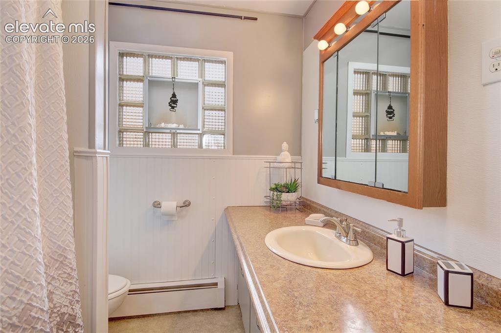 Image 16 of 24: Bathroom