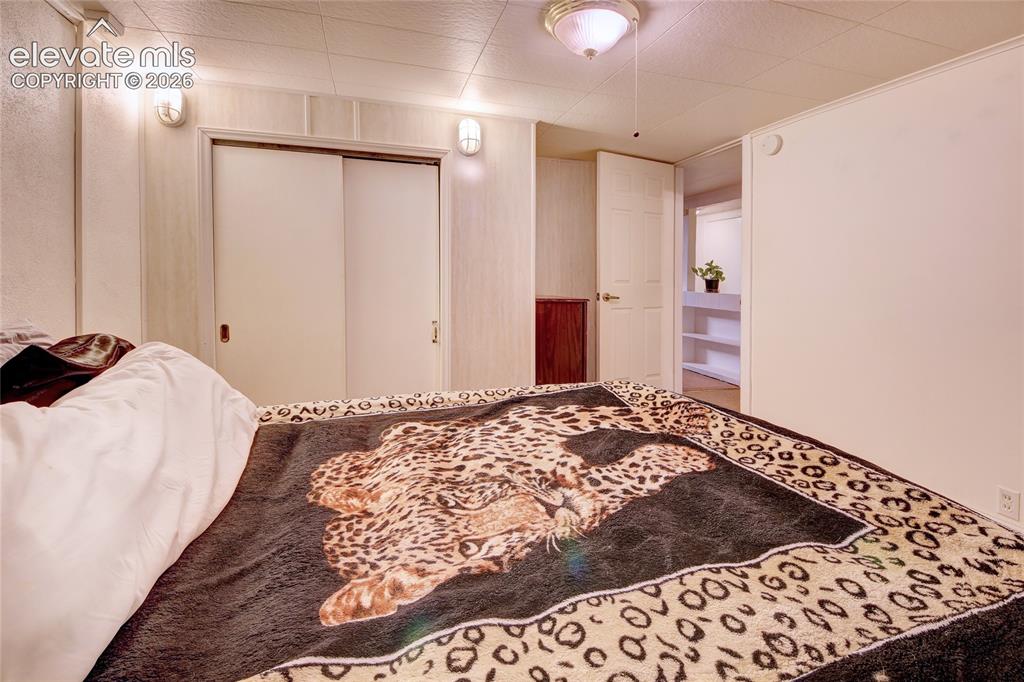 Image 18 of 24: Bedroom