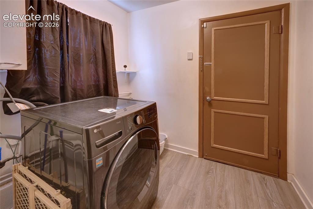 Image 21 of 24: Laundry room