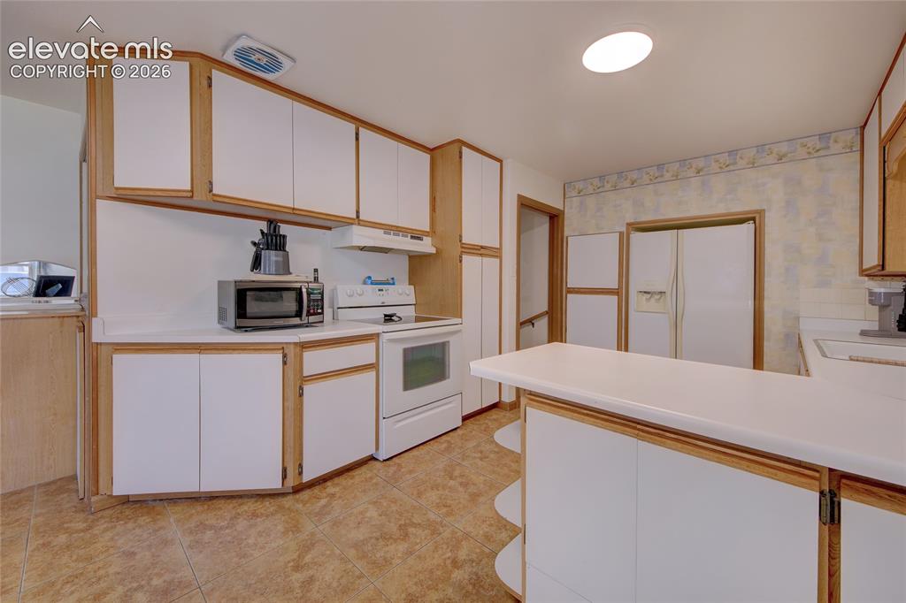 Image 6 of 24: Kitchen
