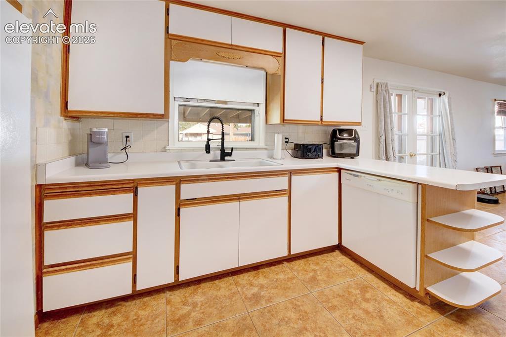 Image 8 of 24: Kitchen