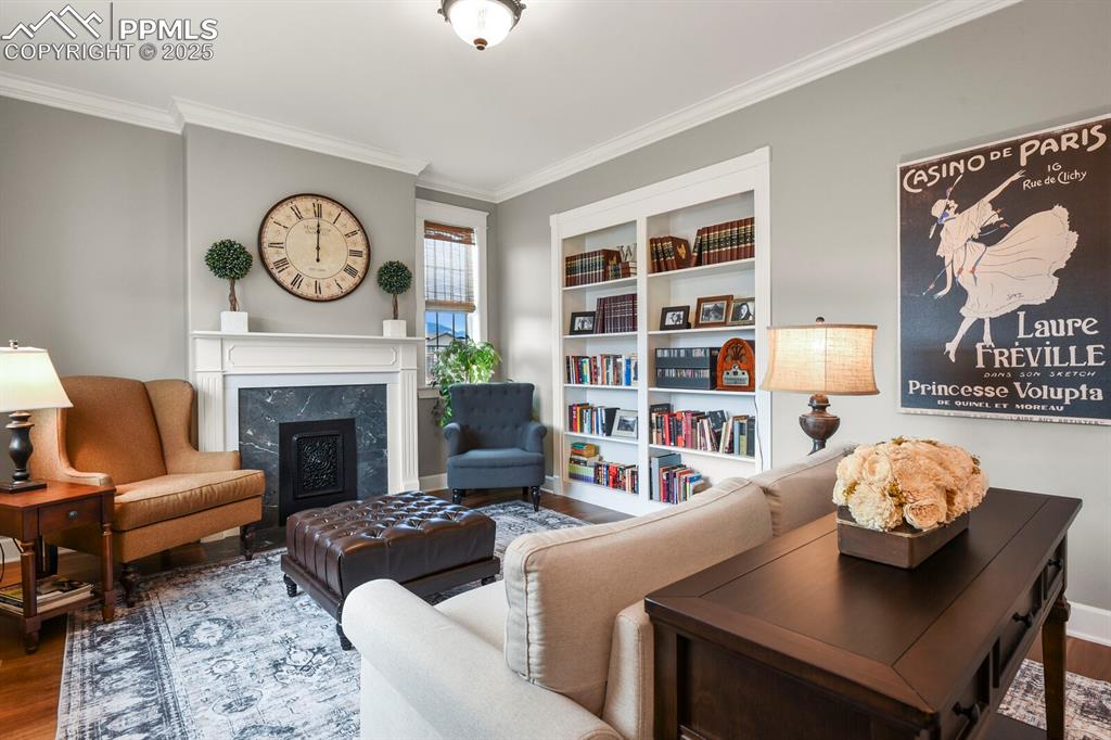 Image 10 of 32: Living Room